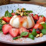 Burrata Sobre Cama De Fresas