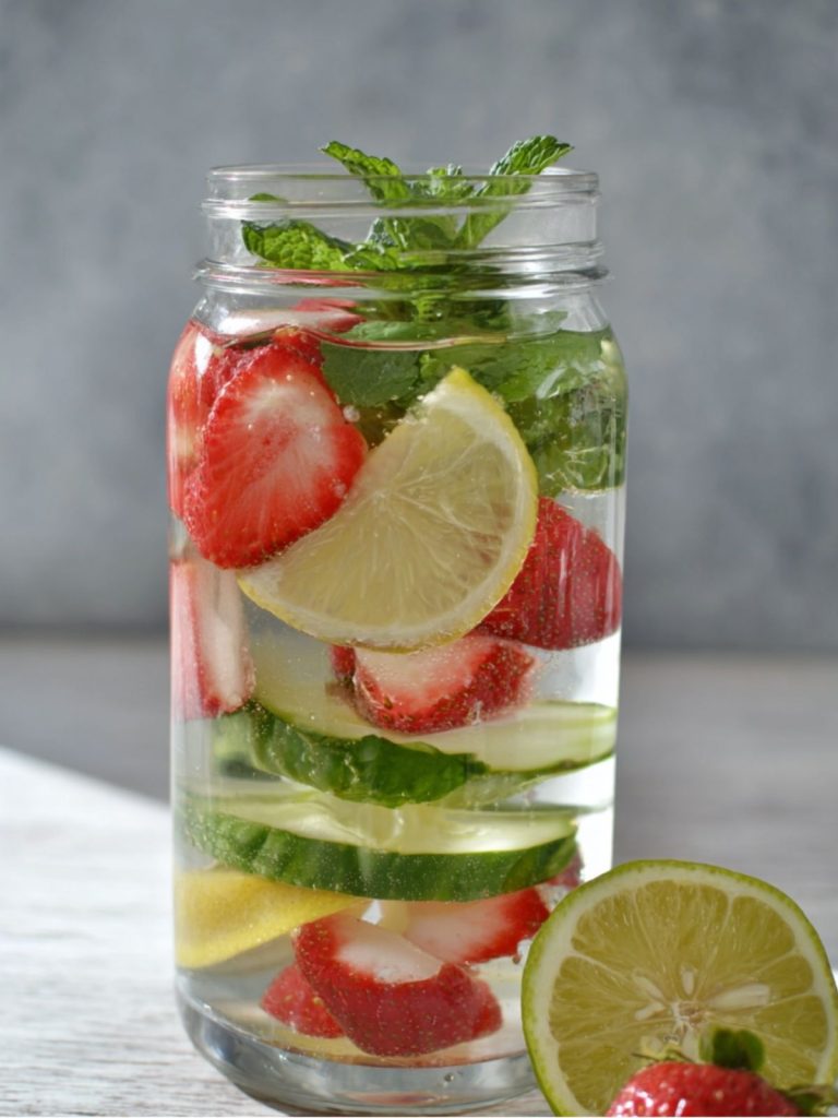 Agua de Fresa, Limón, Pepino y Menta (3)