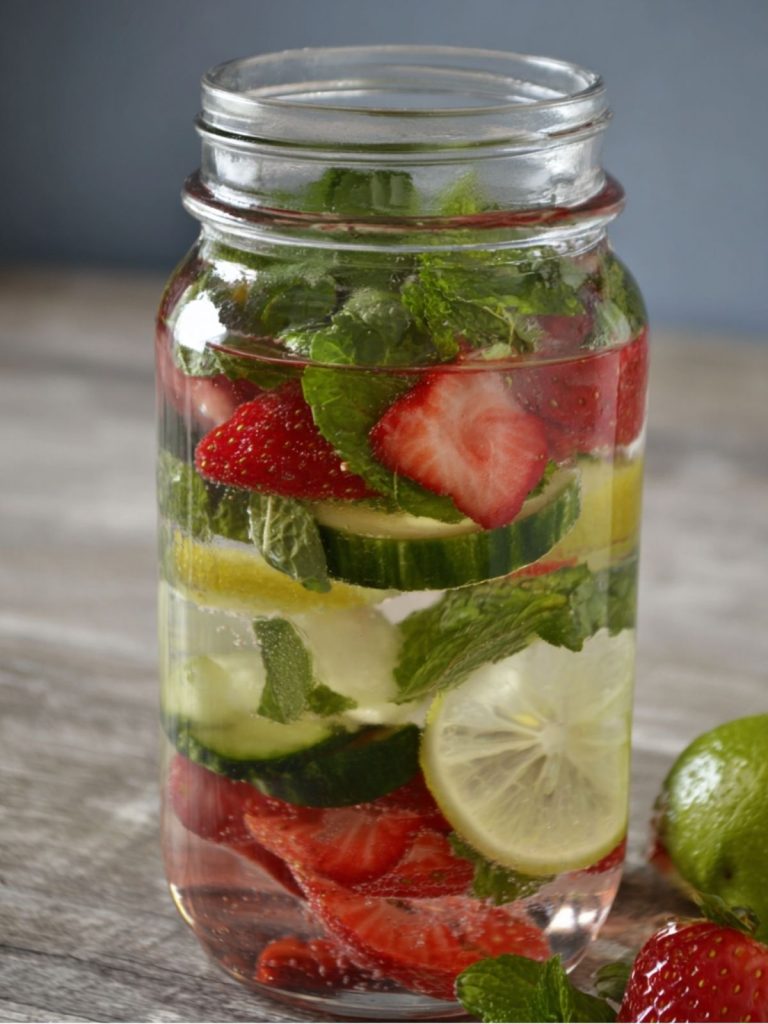 Agua de Fresa, Limón, Pepino y Menta (4)